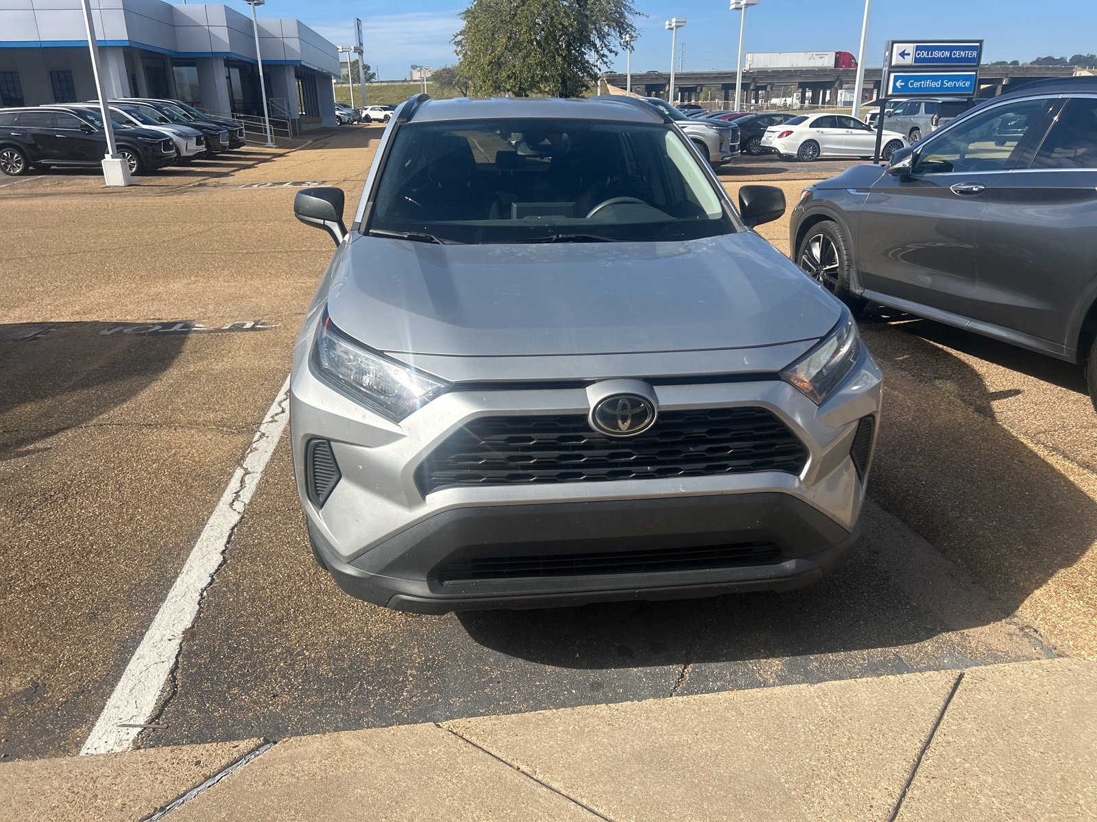 2021 Toyota RAV4 LE's photo