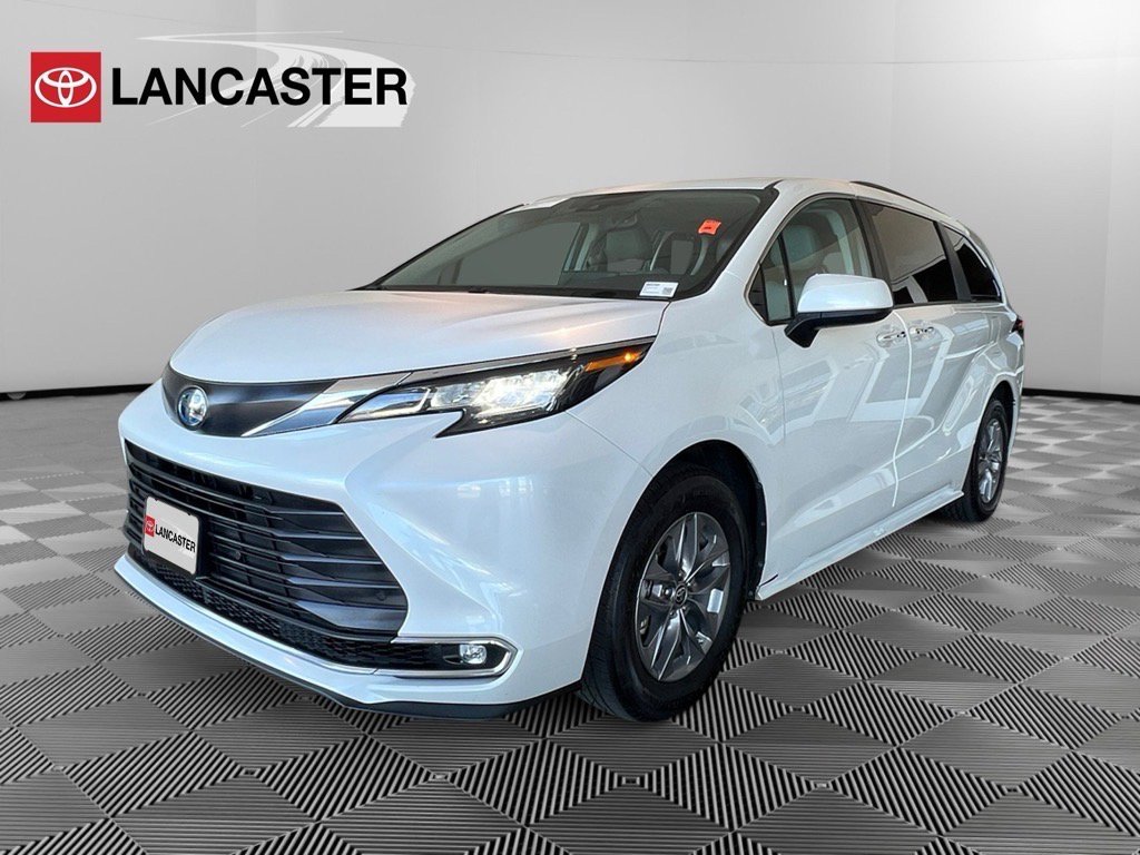 2023 Toyota Sienna XLE photo 3