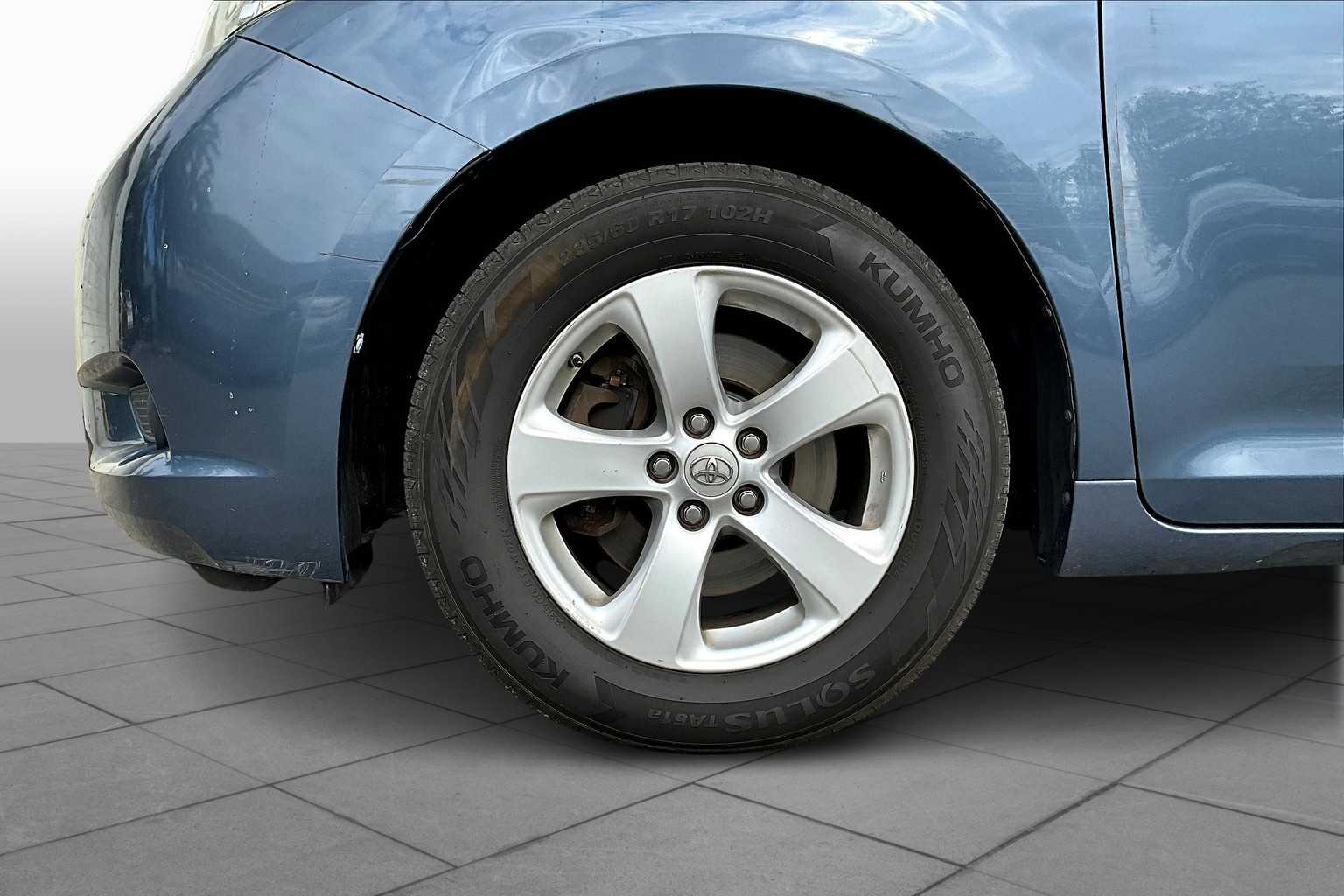 2014 Toyota Sienna LE photo 9