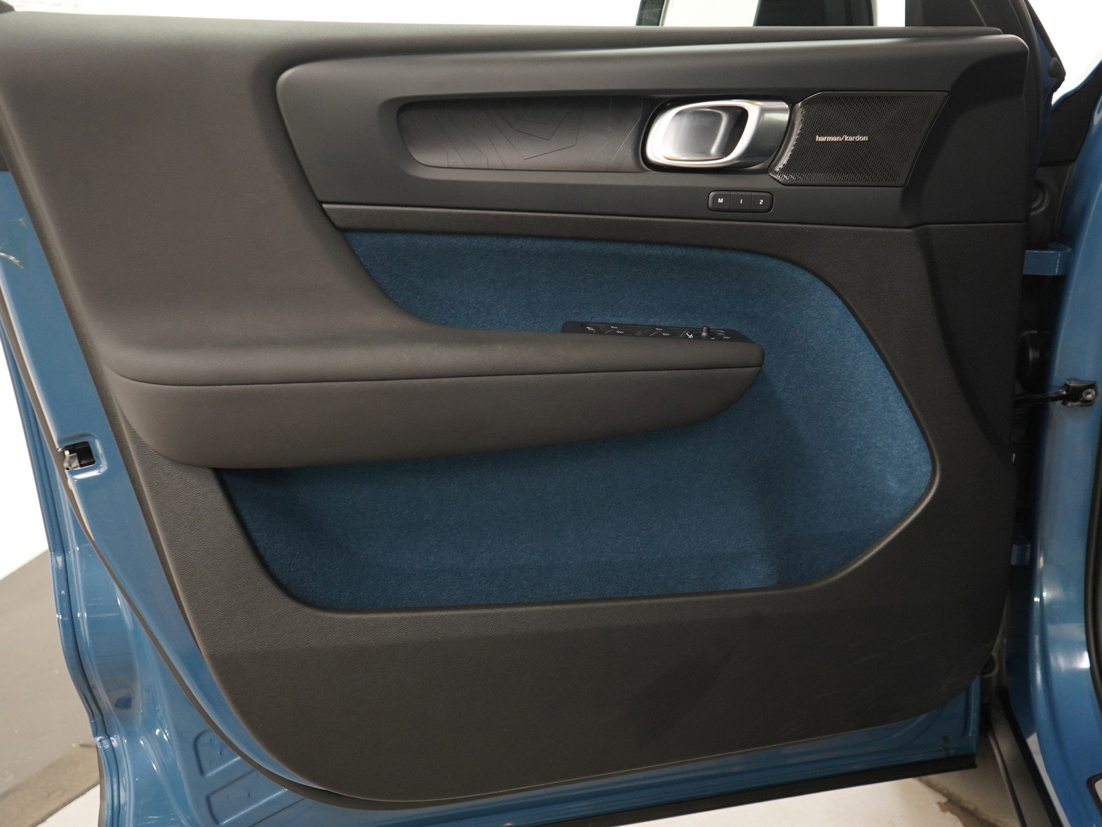 2023 Volvo XC40 Recharge Ultimate AWD photo 17