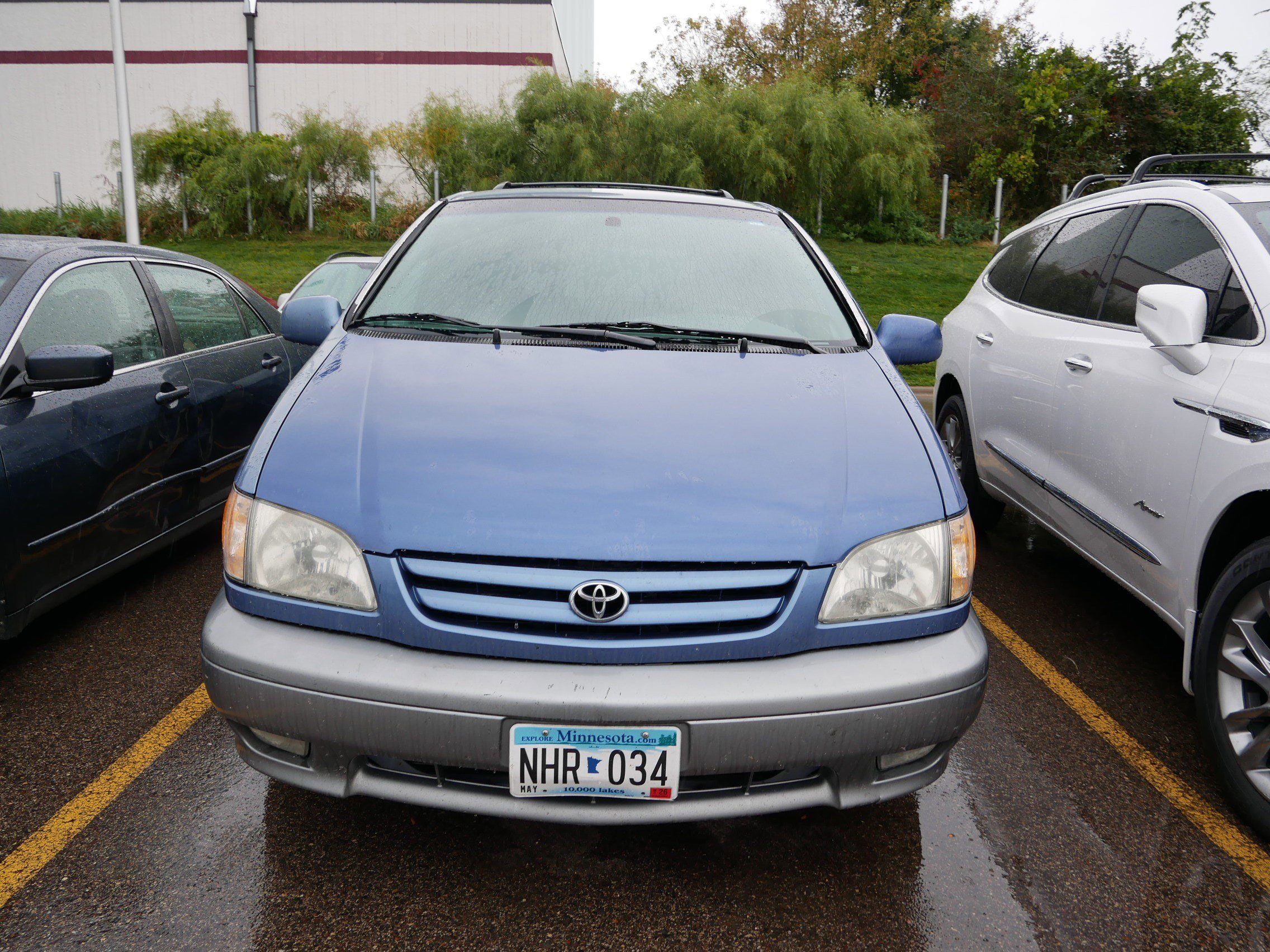 2002 Toyota Sienna XLE photo 2