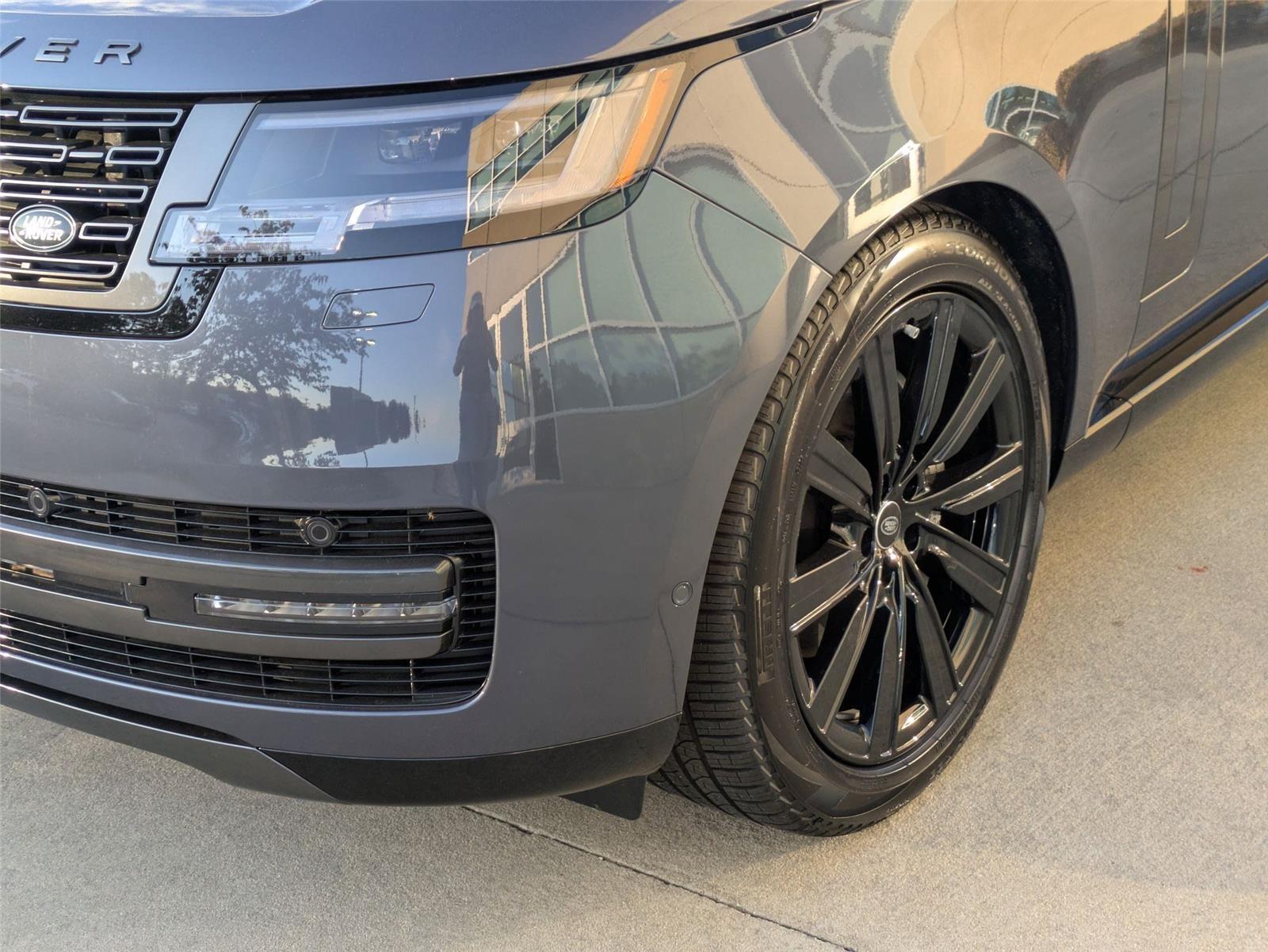 2025 Land Rover Range Rover SE photo 9