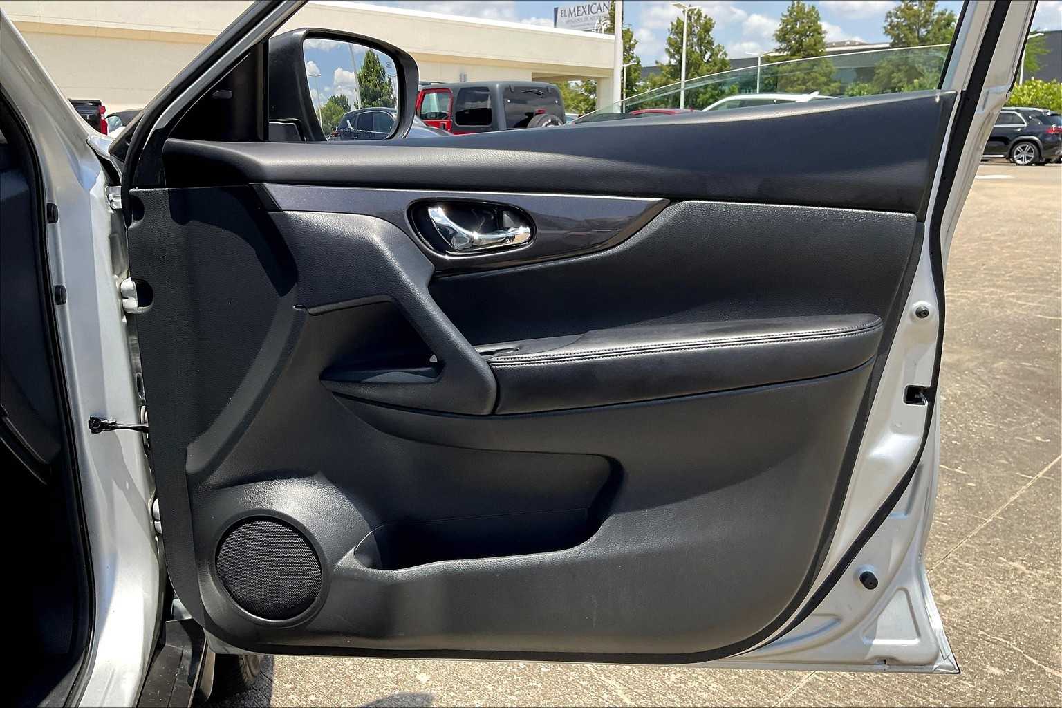 2019 Nissan Rogue SV photo 21