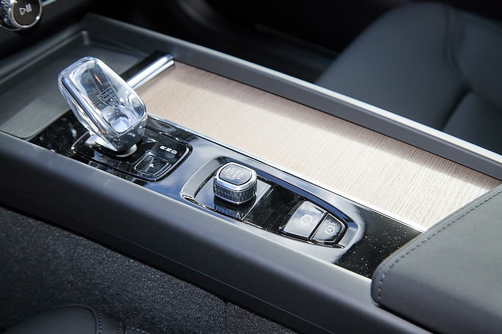 2026 VOLVO XC60 - Image 16