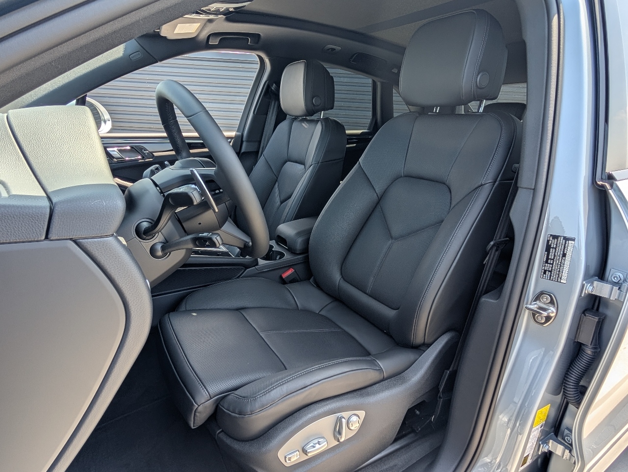 2025 Porsche Macan T photo 4