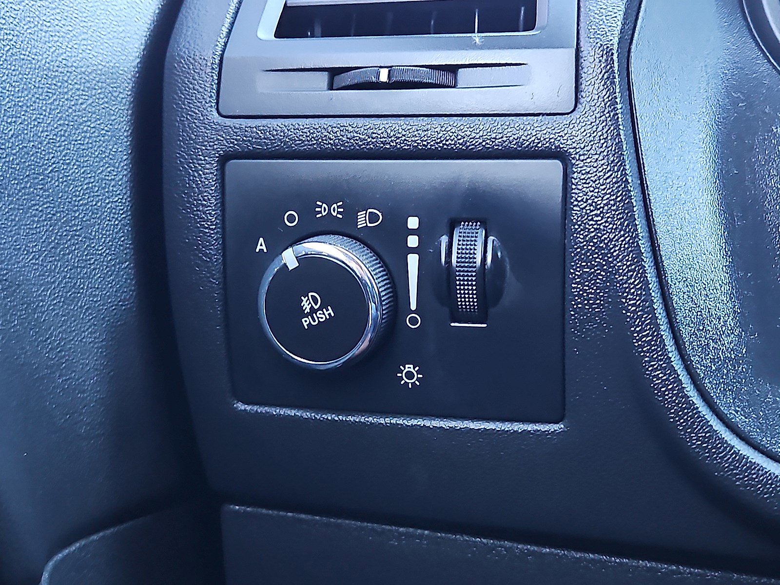 2014 Dodge Challenger R/T photo 24