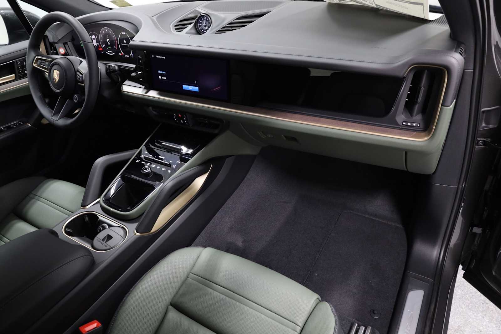 2024 Porsche Cayenne S E-Hybrid photo 2