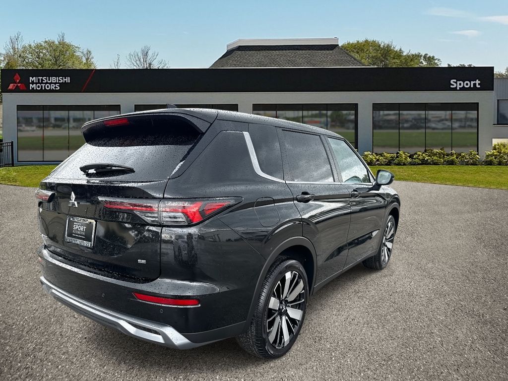 2025 Mitsubishi Outlander SE photo 3
