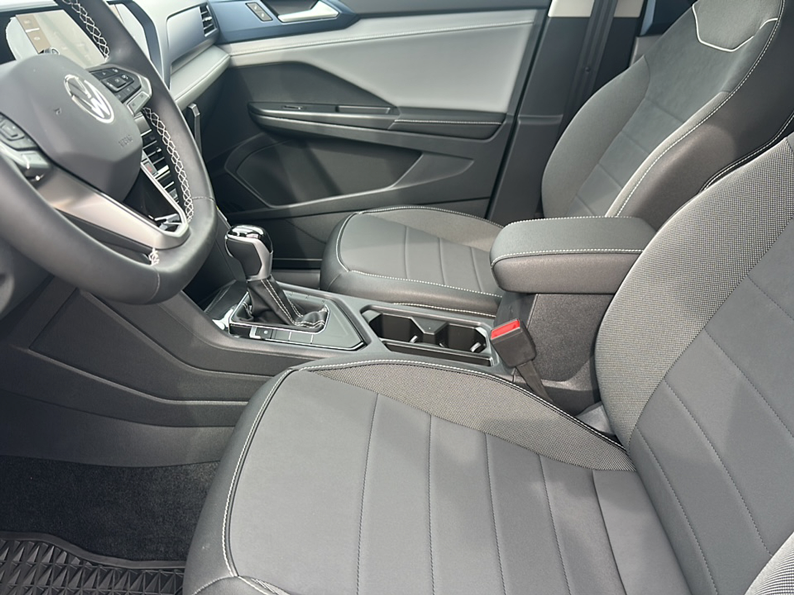 2024 Volkswagen Taos SE photo 4