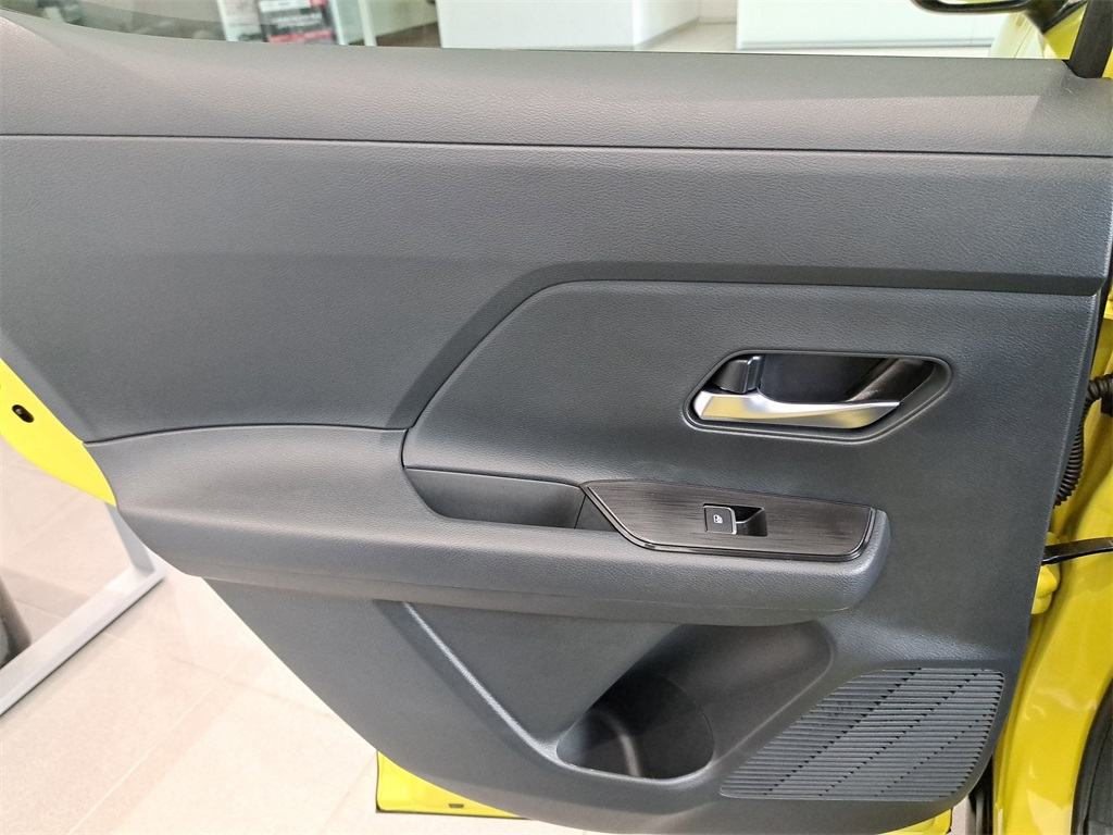 2026 Nissan Kicks SR photo 14