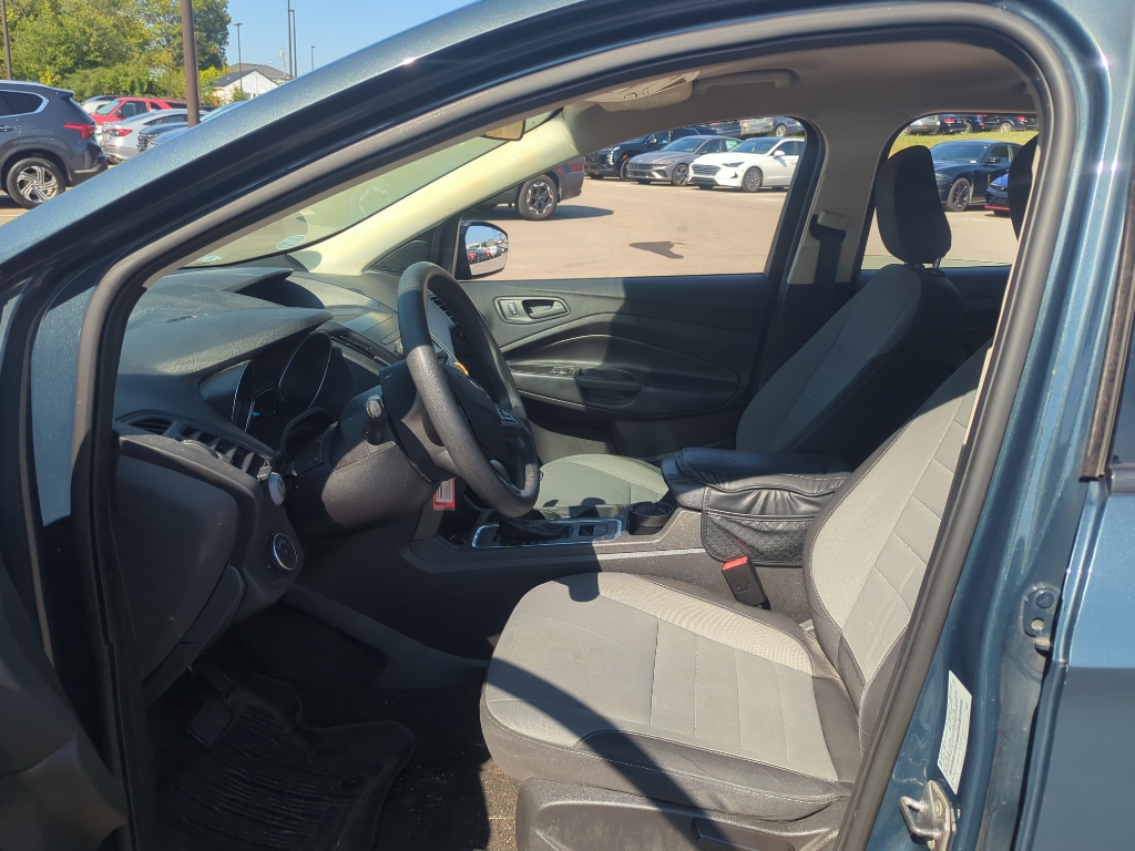 2019 Ford Escape S photo 11