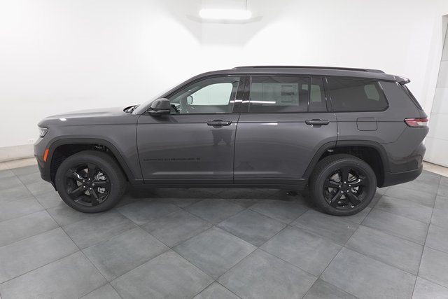 2025 Jeep Grand Cherokee Laredo Altitude photo 4