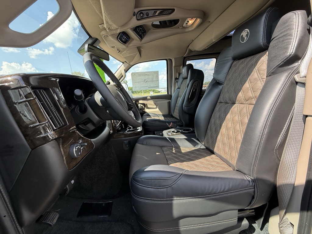 2025 Gmc Savana photo 12