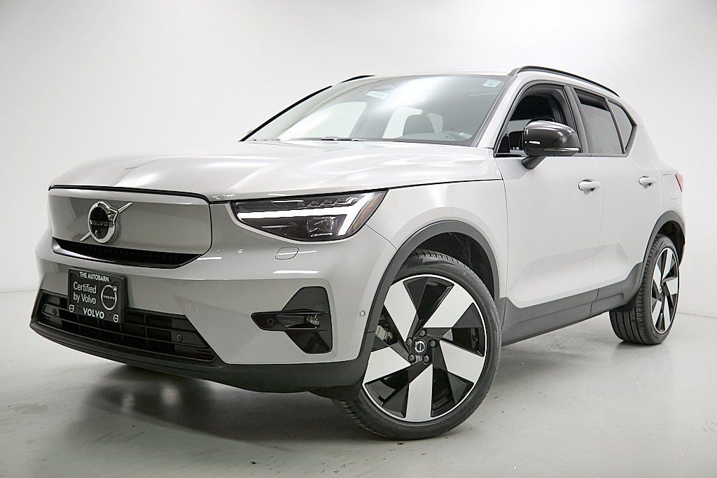 2023 VOLVO XC40 - Image 1