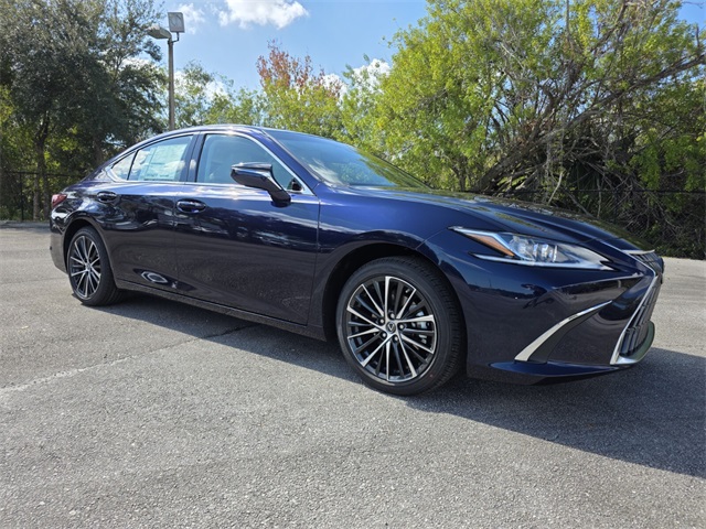2025 Lexus ES 350's photo
