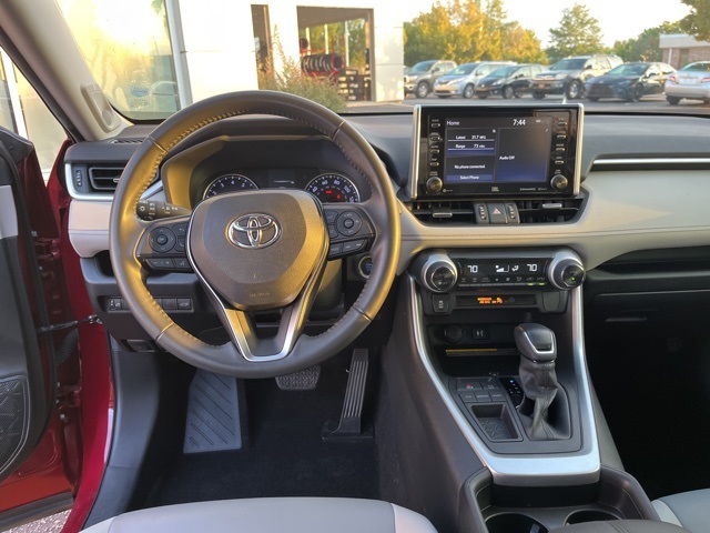 2019 Toyota RAV4 XLE Premium photo 17