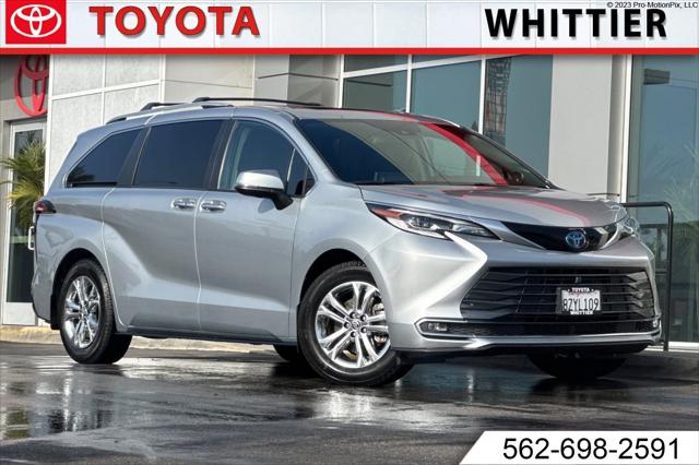 2022 Toyota Sienna Platinum's photo