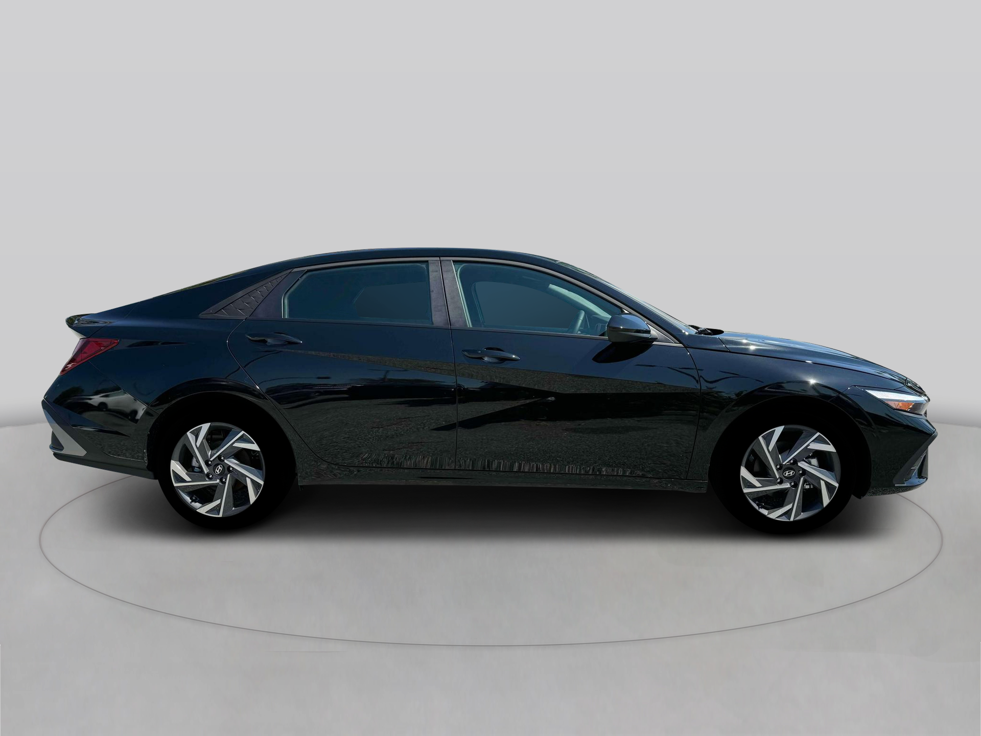 2025 Hyundai Elantra SEL Sport photo 2