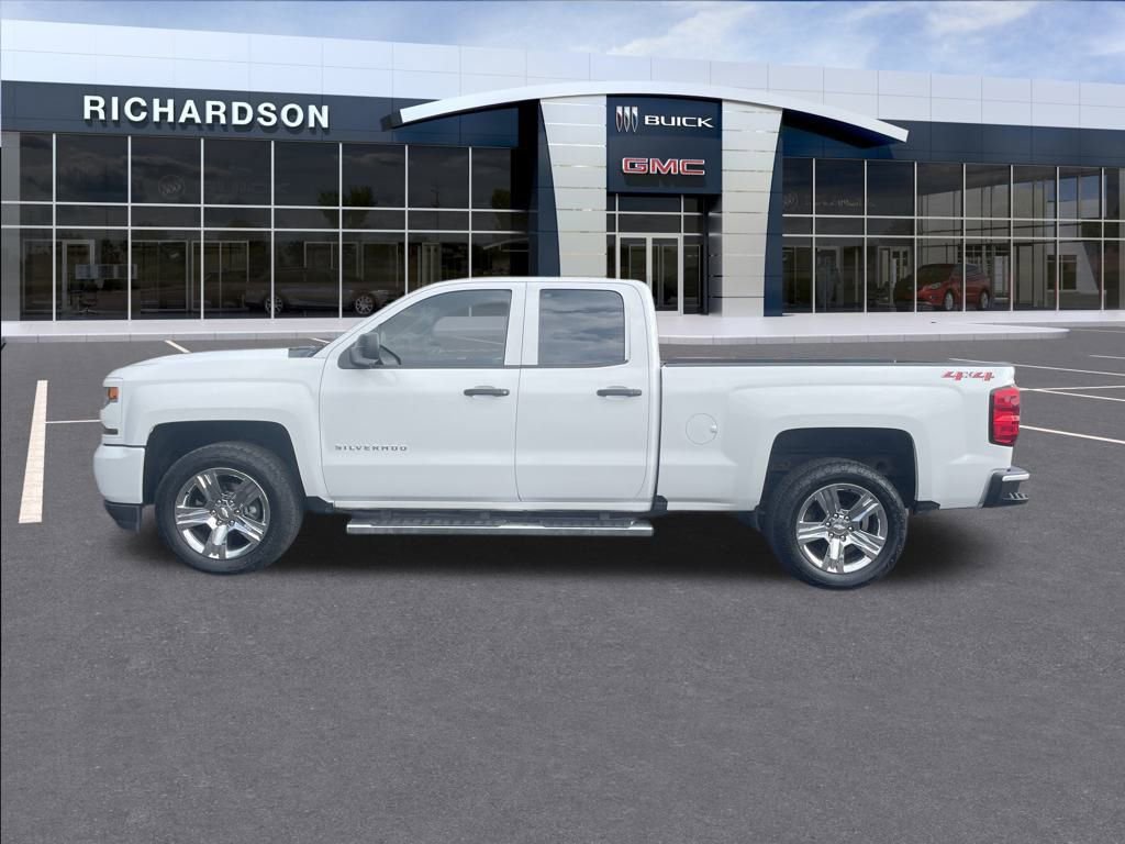 2018 Chevrolet Silverado 1500 Custom photo 2