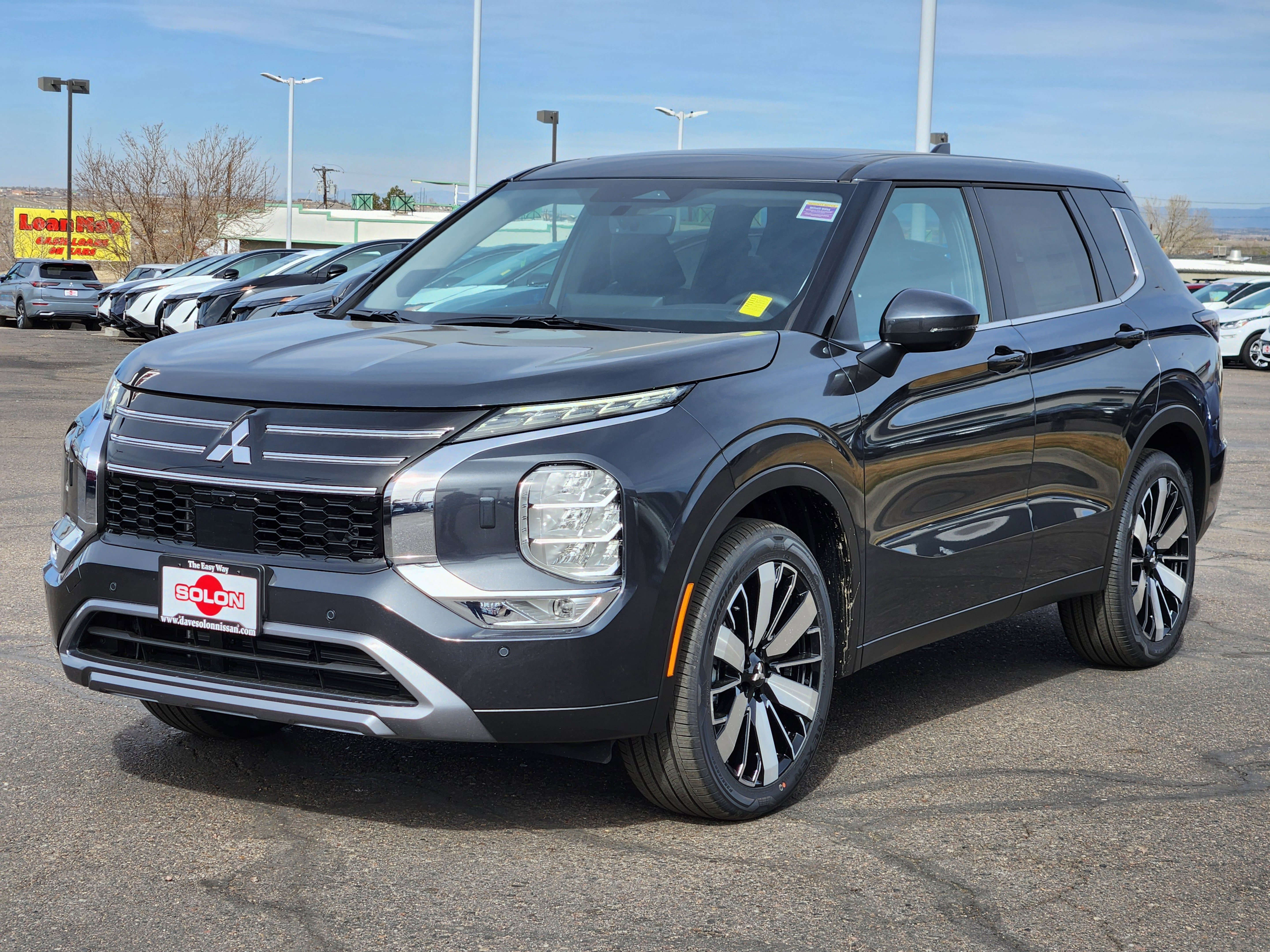 2025 Mitsubishi Outlander SE's photo