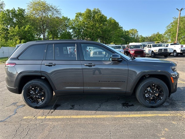 2025 Jeep Grand Cherokee Altitude photo 4
