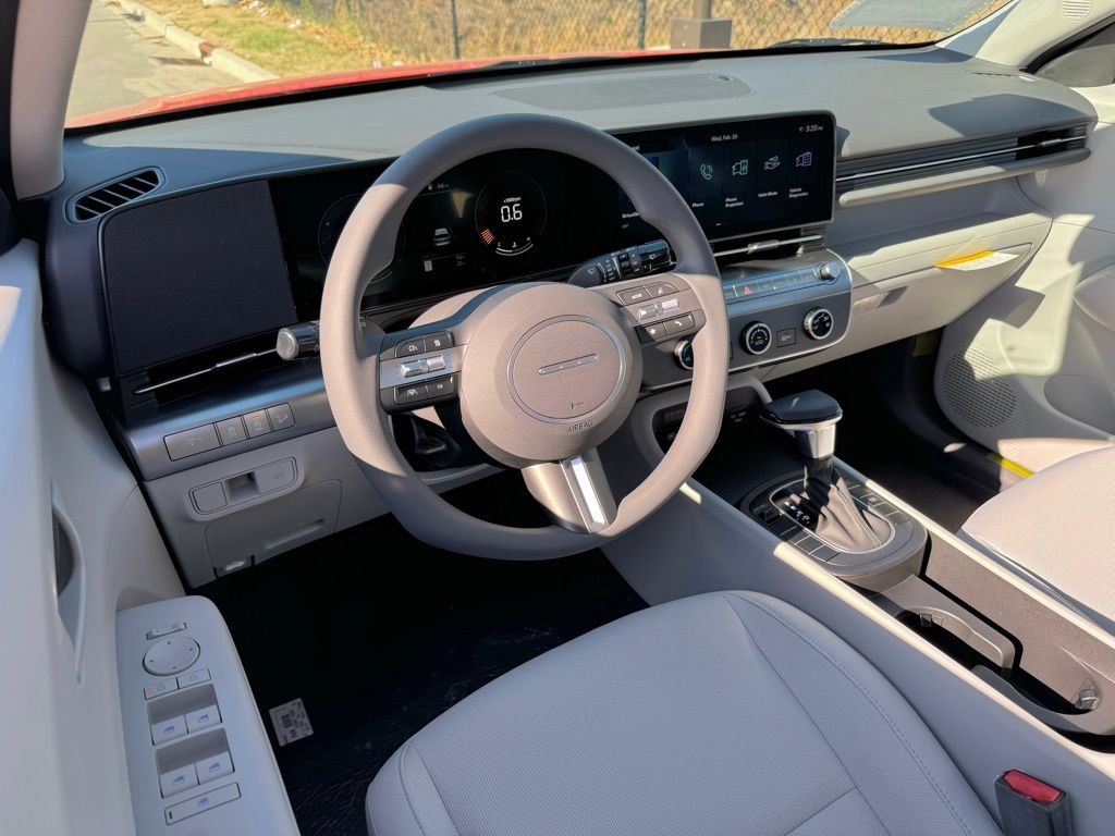 2025 Hyundai Kona SE photo 2