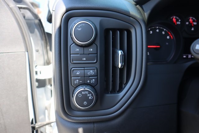 2025 Chevrolet Silverado 2500HD Custom photo 11