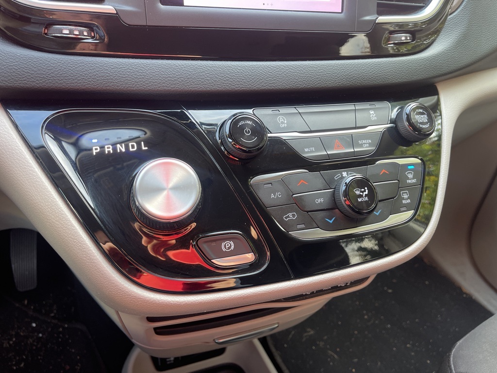 2022 Chrysler Voyager LX photo 4