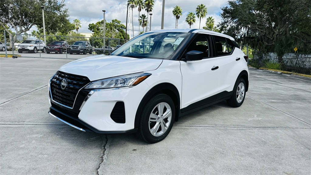 2025 Nissan Kicks Play S photo 2