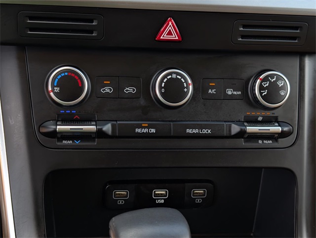 2024 Kia Carnival LX photo 16