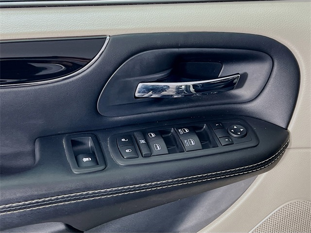2017 Dodge Grand Caravan SXT photo 2
