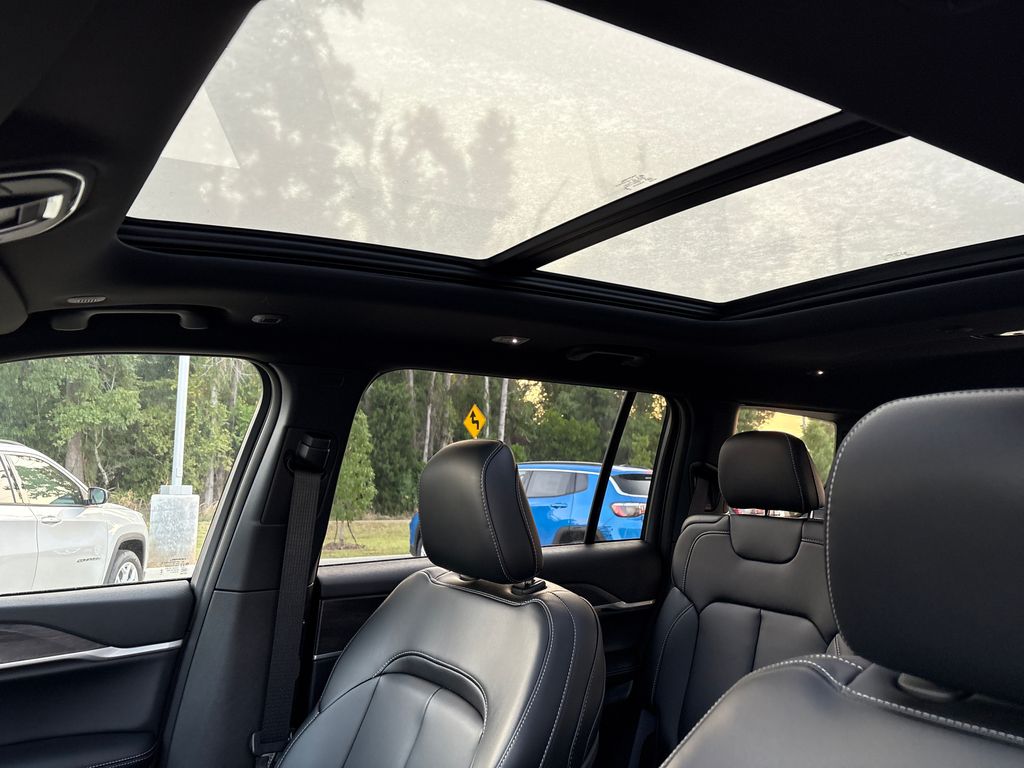 2025 Jeep Grand Cherokee Limited photo 15