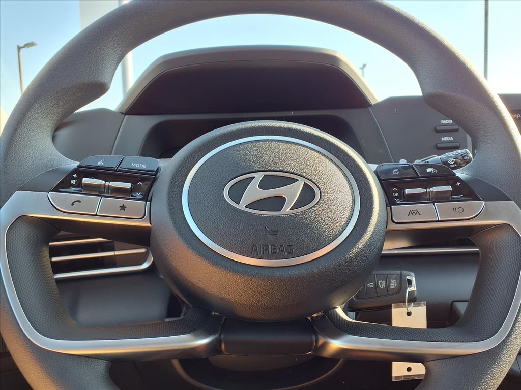 2025 Hyundai Elantra SE photo 14