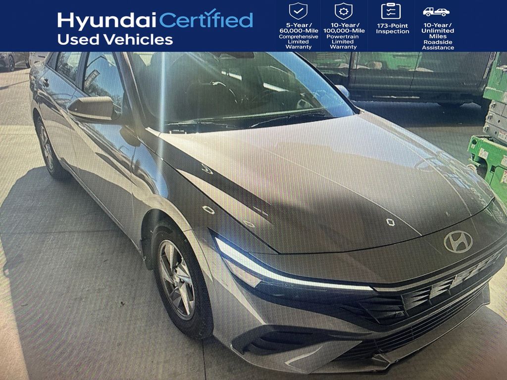 2025 Hyundai Elantra SE's photo