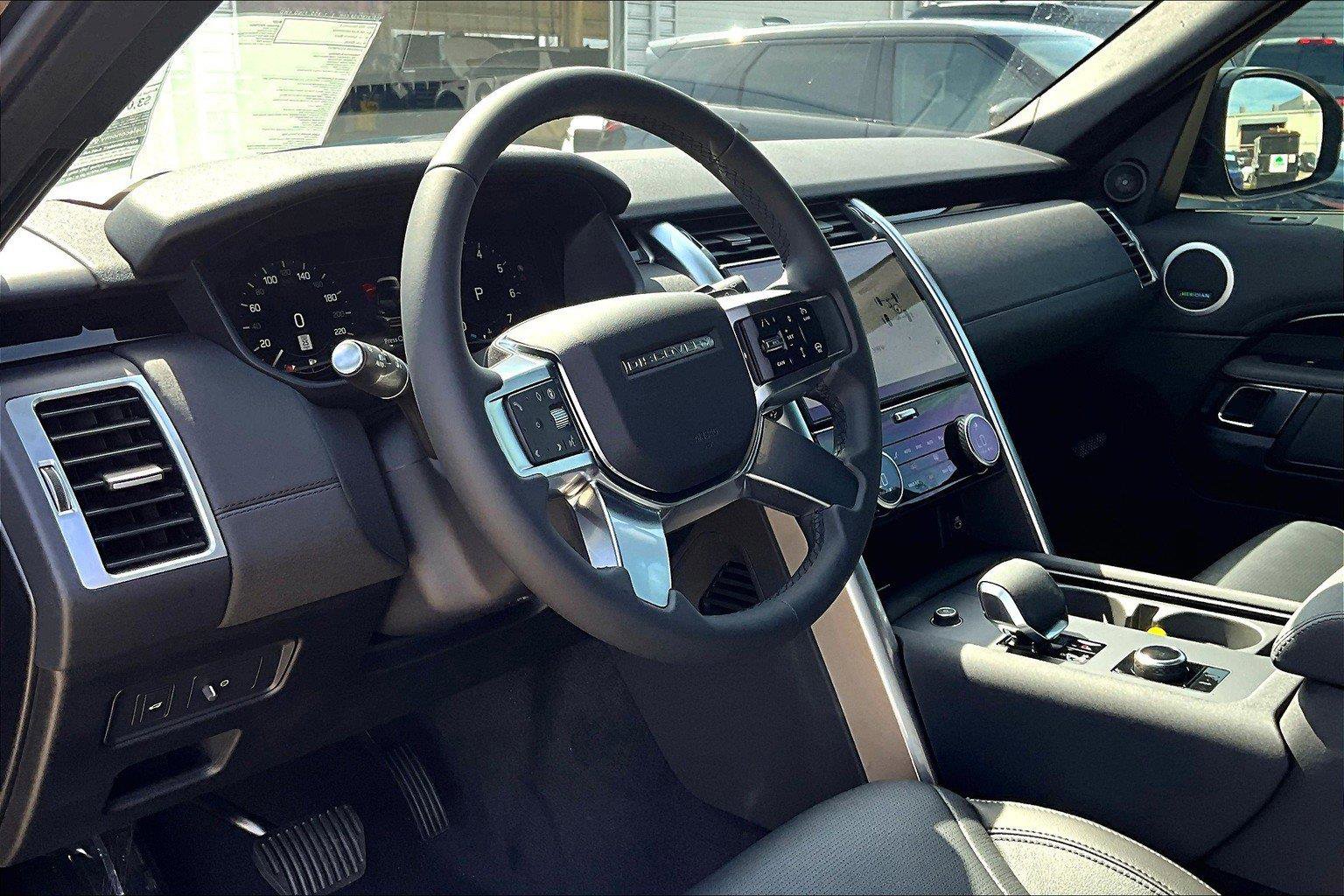2025 Land Rover Discovery S photo 9