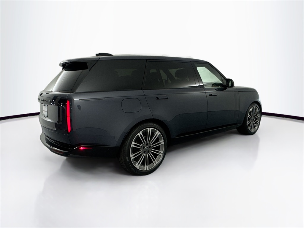 2025 Land Rover Range Rover SE photo 3