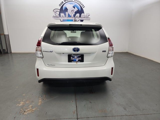 2017 Toyota Prius V photo 2