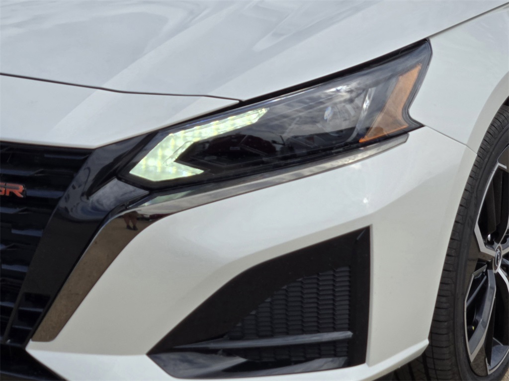 2025 Nissan Altima SR photo 3