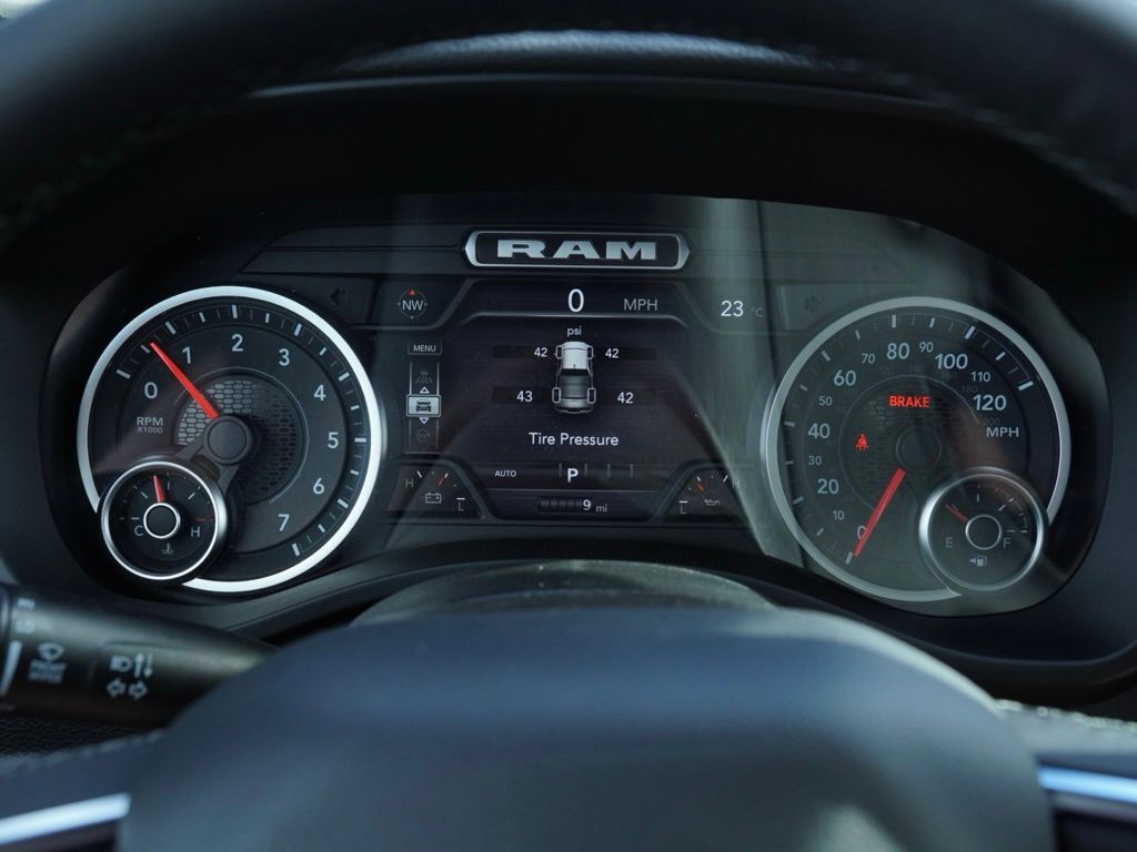 New 2026 Diamond Black Crystal Pearl-Coat Exterior Paint RAM Big Horn Night Edition image 14