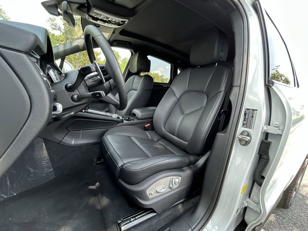 2025 Porsche Macan Base photo 13