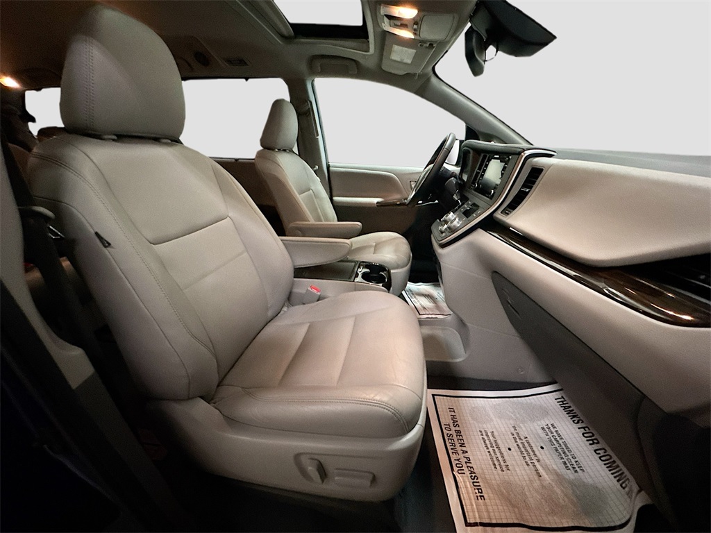 2020 Toyota Sienna XLE photo 5