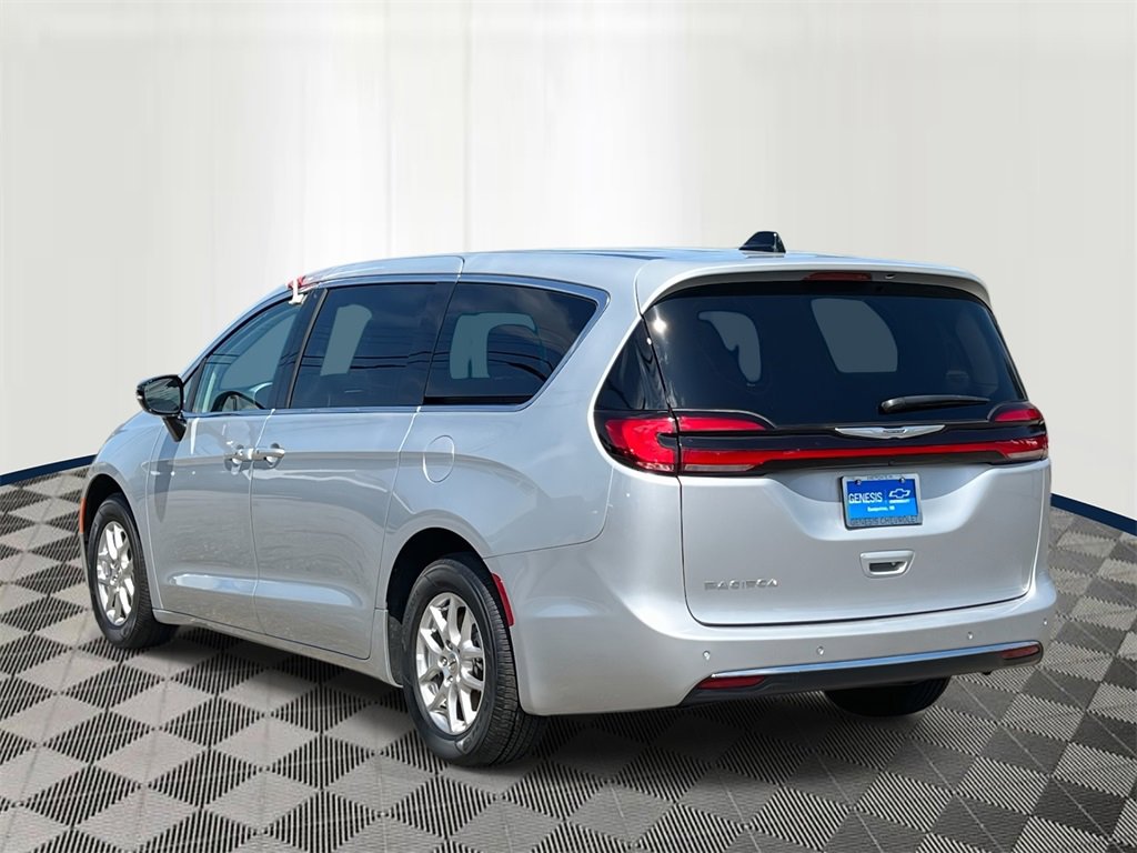 2024 Chrysler Pacifica Touring L photo 3