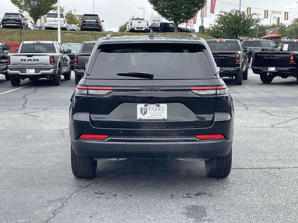 2025 Jeep Grand Cherokee Altitude photo 4