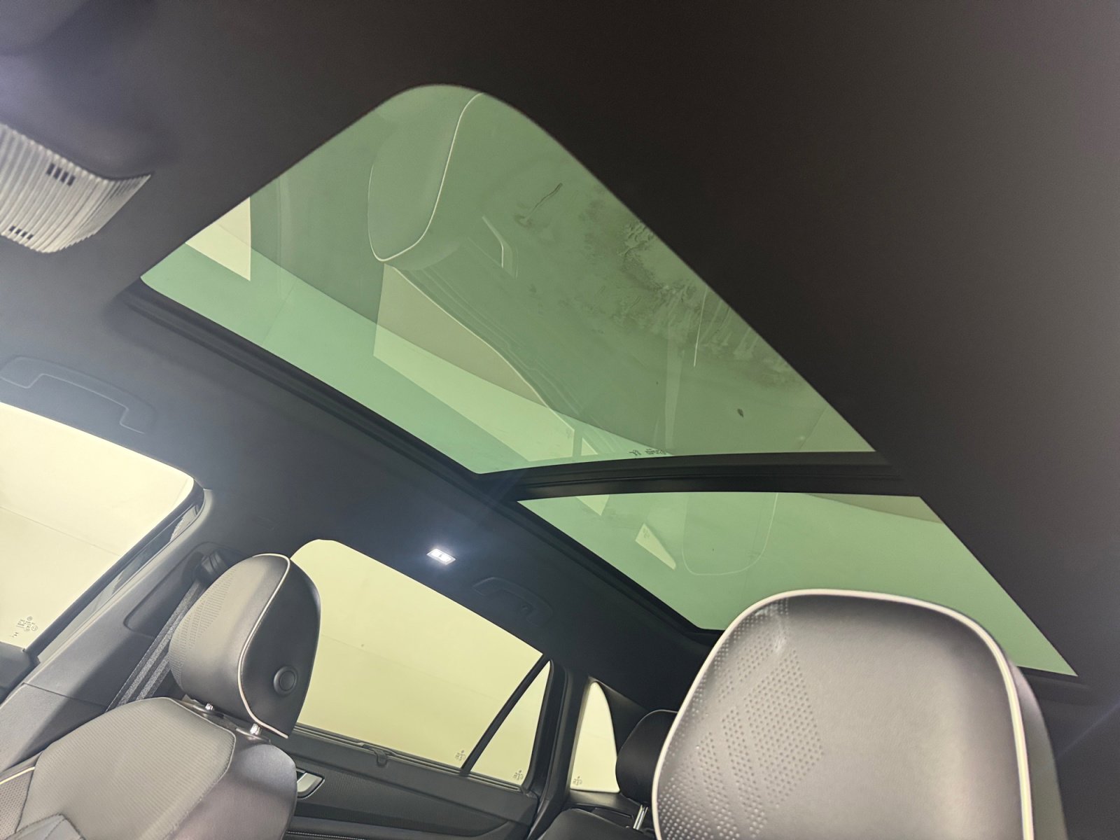 2025 Volkswagen Atlas Cross Sport SEL Premium R-Line photo 4