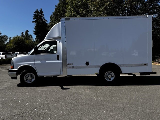 2024 Chevrolet Express Cutaway 3500 photo 2