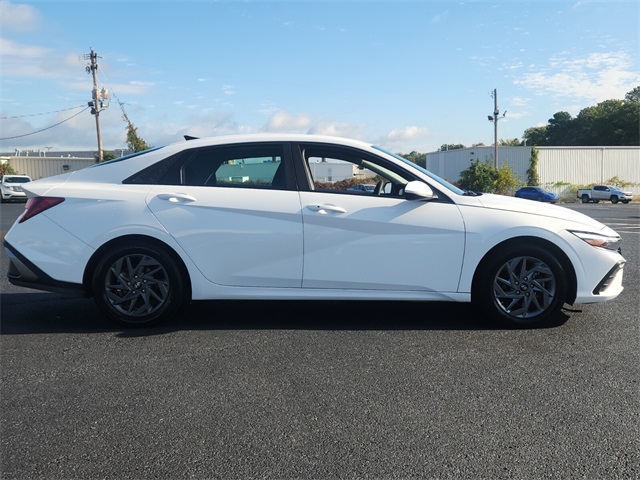 2024 Hyundai Elantra SEL photo 2