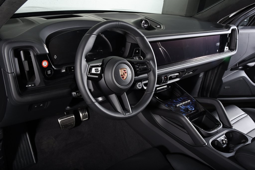 2025 Porsche Cayenne GTS photo 3