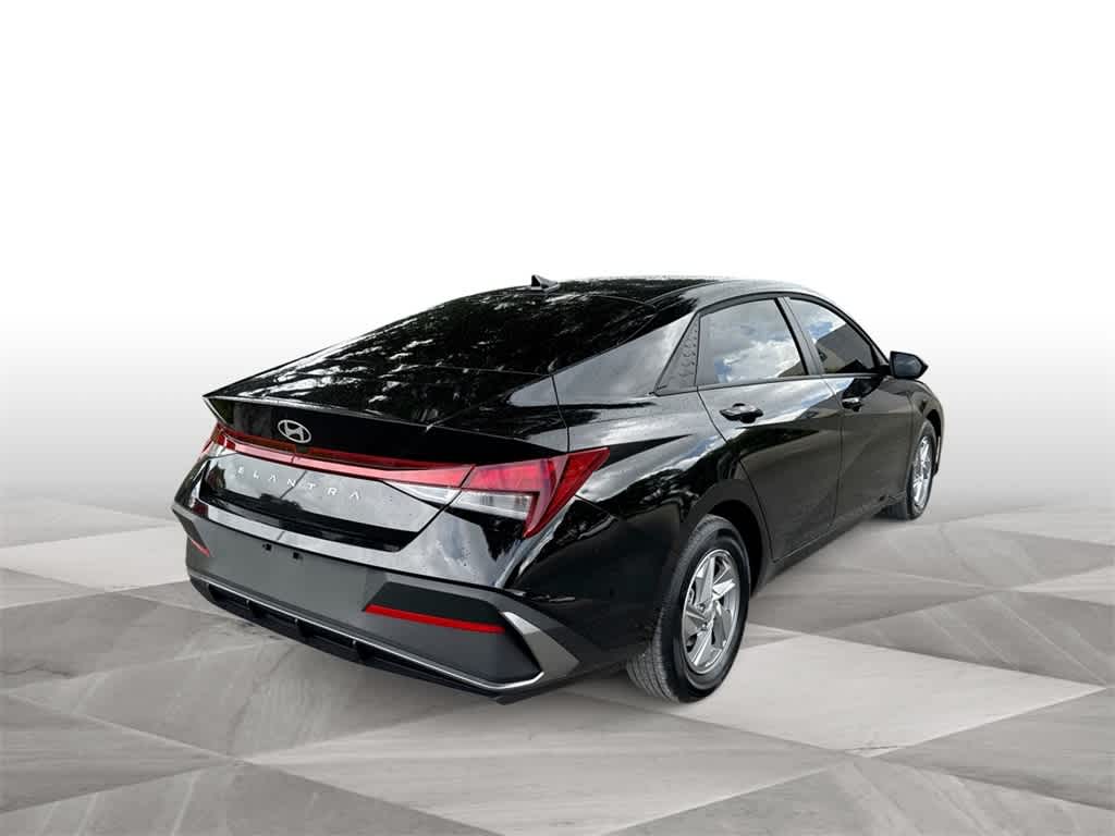 2025 Hyundai Elantra SE photo 7