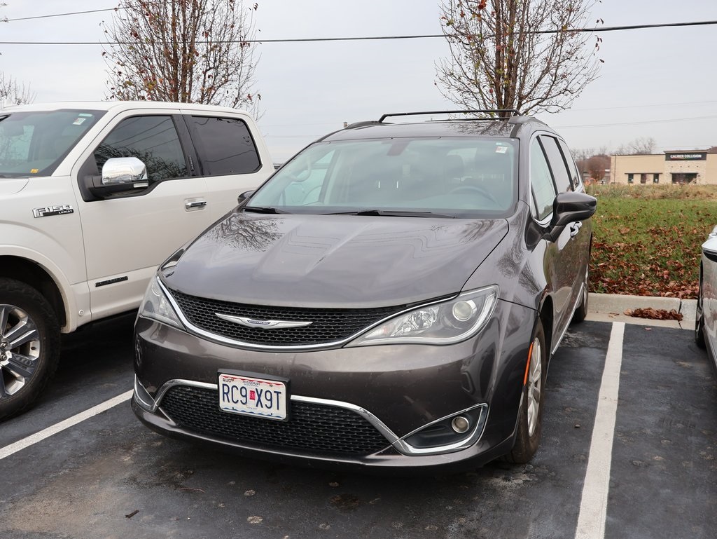 2017 Chrysler Pacifica Touring-L's photo