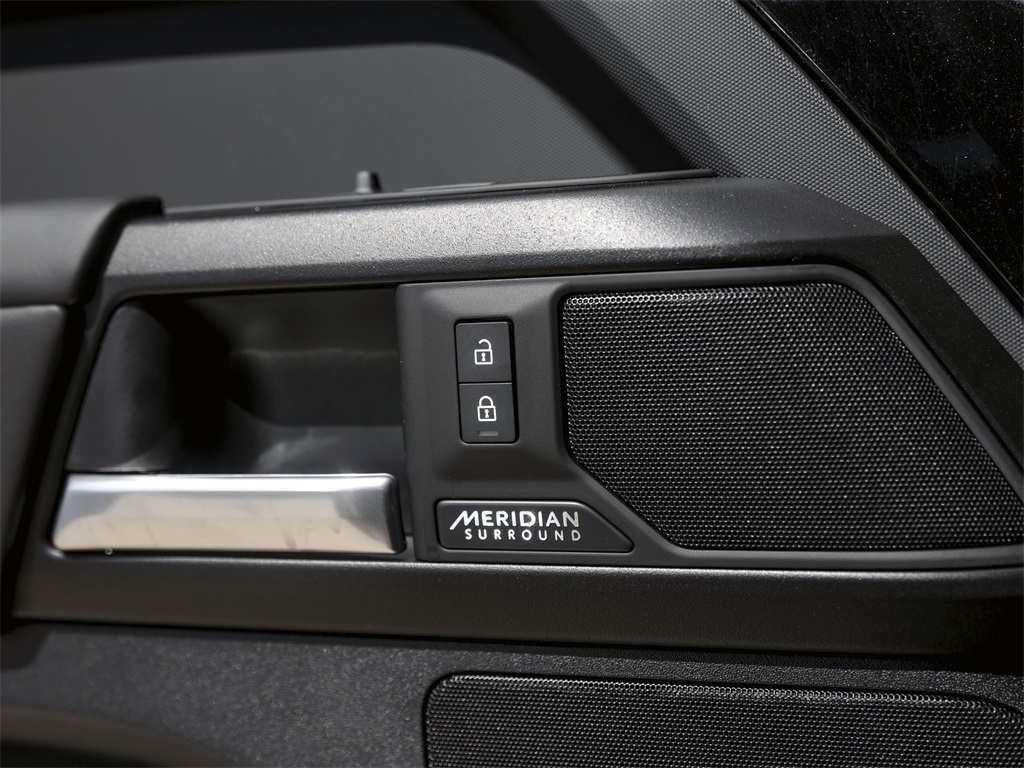 2026 Land Rover Defender 110 V8 photo 26